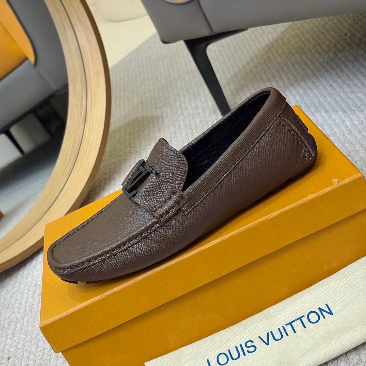 Men's men's shoes 💰420 (Yangli) LV 2⃣️0⃣️2⃣️5️⃣Spring and summer counter GLORIA series models ✈️Original factory special leather production, original last type. A classic driving slip-on casual shoe that shows an elegant style with exquisite craftsmanship details such as Monogram embossing all over the upper🌀Italian imported calfskin fabric Sheepskin foot pads➕Inside～Private mold replica sole Unique style Comfortable driving slip-on Size: 4-12 (38-46) Comes with [Counter packaging: original box, wrapping paper, card, instruction manual, shoehorn, cloth bag] No pressure to enter and leave the counter!
